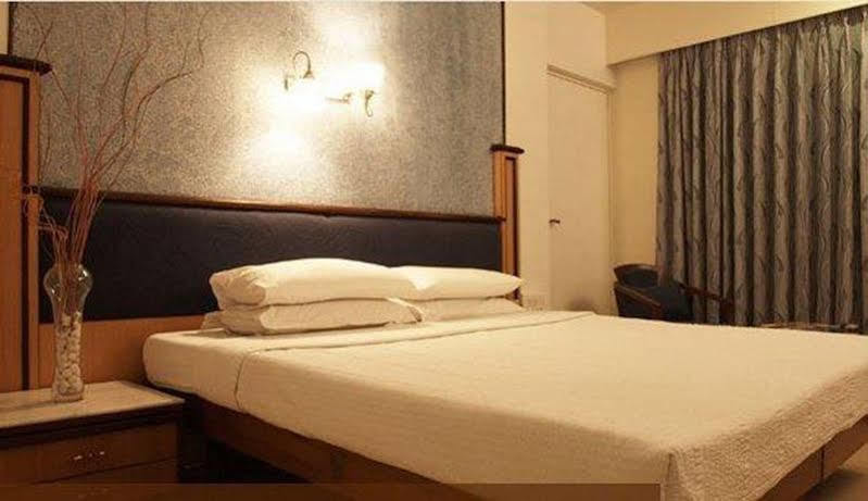The President Hotel Shivajinagar Poona Buitenkant foto